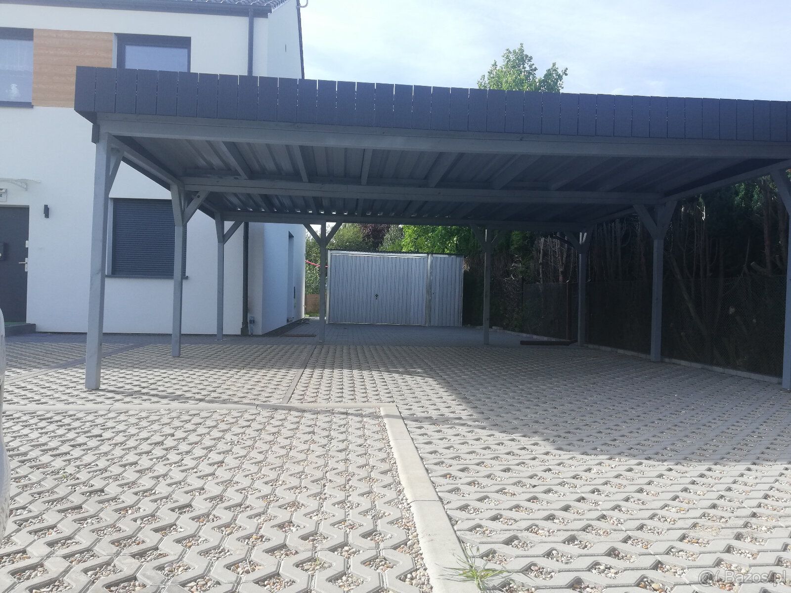 Ładny garaż blaszany kol.silver 4x5m2. Brama uchylna i drzwi