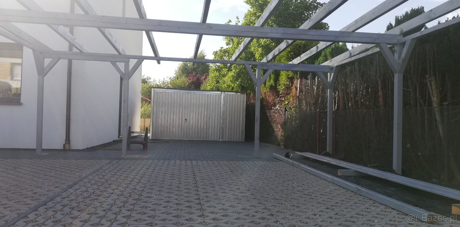 Ładny garaż blaszany kol.silver 4x5m2. Brama uchylna i drzwi