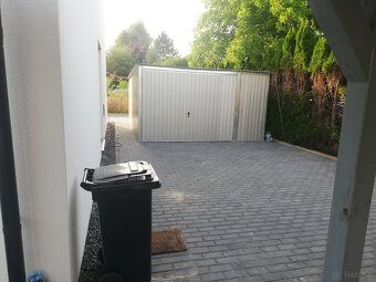 Ładny garaż blaszany kol.silver 4x5m2. Brama uchylna i drzwi