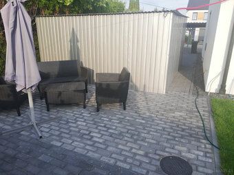 Ładny garaż blaszany kol.silver 4x5m2. Brama uchylna i drzwi