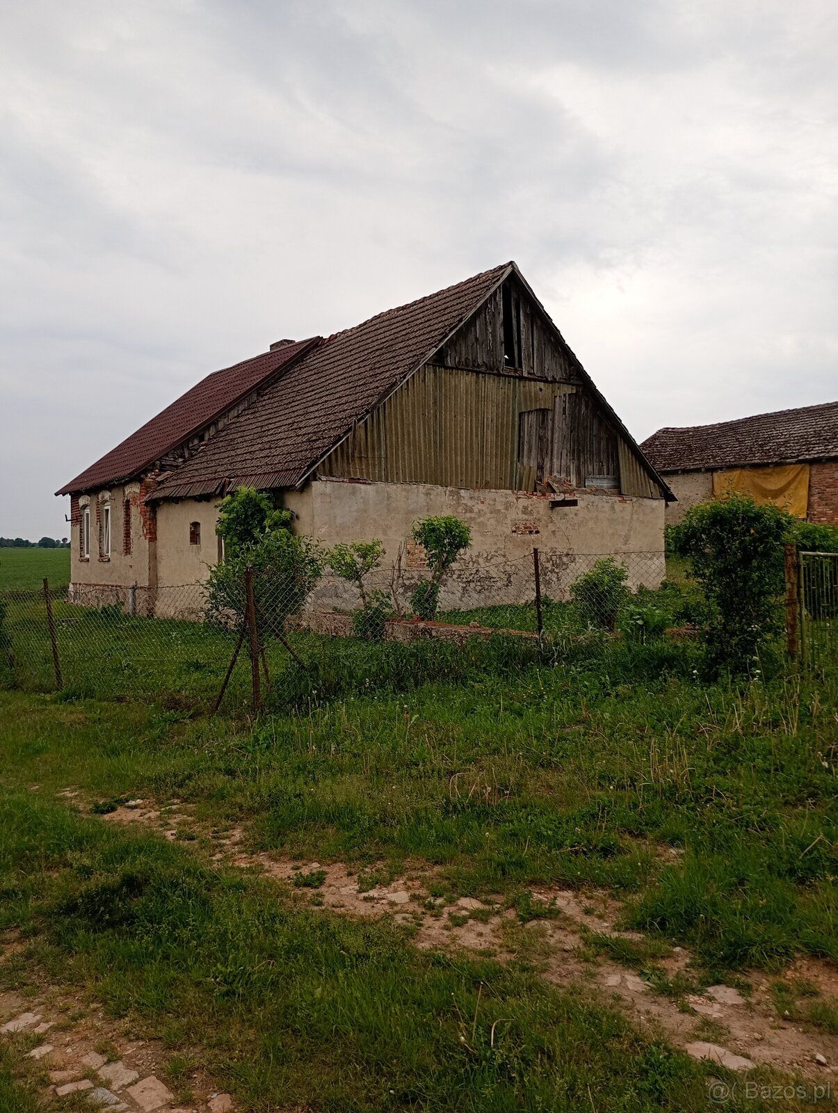Sprzedam dom do remontu nad jeziorem, powierzchnia 16 arów 6