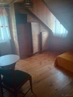 Dwa pokoje kuchnia łazienka na piętrze w domu jednorodzinnym