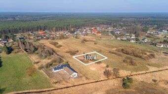 Działka o powierzchni 3100 m2 położona jest w pobliżu łąk i 