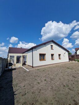 Na sprzedaż komfortowy, parterowy dom wolnostojący o powierz