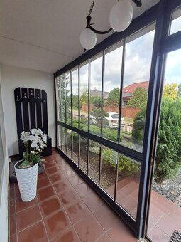 We present an offer for the sale of a detached residential