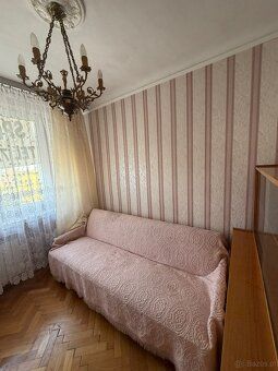 На продаж трикімнатна квартира площею 43 м², розташована на
