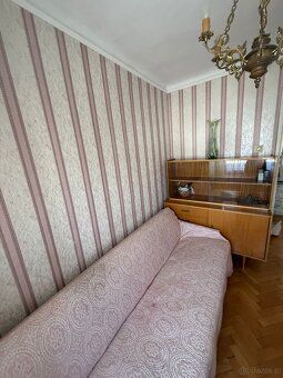 На продаж трикімнатна квартира площею 43 м², розташована на