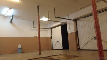 We offer for rent a spacious garage room, perfect for