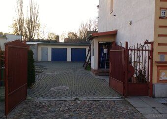 We offer for rent a spacious garage room, perfect for