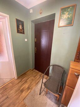 The subject of the offer is a functional apartment with an