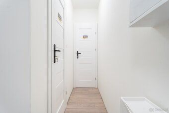 I present for rent a room with a bathroom in the very