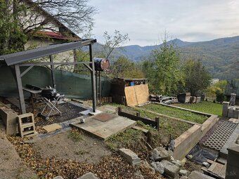 Sady pod Dedovcom 388m2,chatka je murovana,altanok s poseden