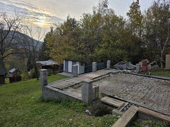 Sady pod Dedovcom 388m2,chatka je murovana,altanok s poseden