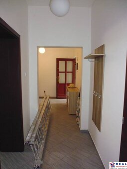 IHNEĎ VOĽNÝ ZARIADENÝ VEĽKÝ 2,5-izbový byt V CENTRE MESTA RE