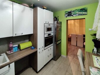 🏡 Na predaj: 3‑izbový zrekonštruovaný byt s loggiou – centru