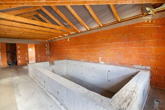 SHARK REAL vám ponúka na predaj impozantný rozostavaný rodin