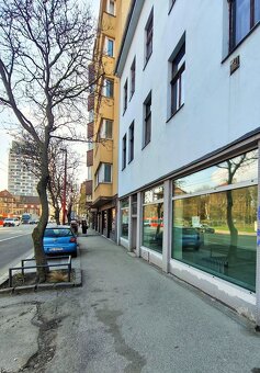 Ponúkame na prenájom atraktívny obchodný priestor s výkladmi