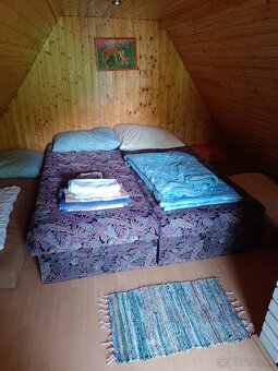 Predám drevenú chatu v oblasti KIRA SEVER. Chata je poschodo