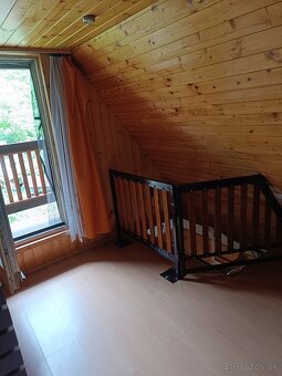 Predám drevenú chatu v oblasti KIRA SEVER. Chata je poschodo