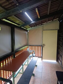 Predám drevenú chatu v oblasti KIRA SEVER. Chata je poschodo