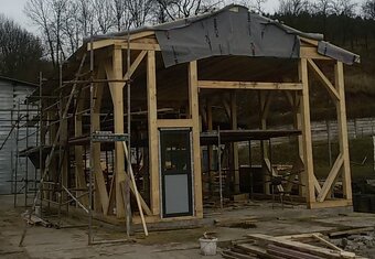 P: montovanú drevostavbu / garáž s prístreškom. Rozmer 10x10