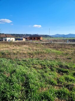 Ponúkam na predaj rovinatý stavebný pozemok o výmere 517 m² 