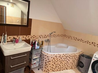 Predám 5 izbový, samostatne stojaci rodinný dom, ktorý sa na