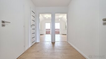 Hľadáte 4 izbový dom za dostupnú cenu s príjemným pozemkom?
