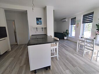 Ponúkam na predaj priestranný 4-izbový rodinný typu bungalov