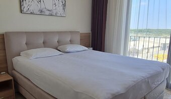 Tento krásny apartmán má celkovú podlahovú plochu 84 m2 a na
