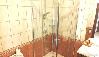 Tento krásny apartmán má celkovú podlahovú plochu 84 m2 a na