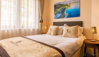 Tento nádherný 3-izbový apartmán na najvyššom poschodí sa na