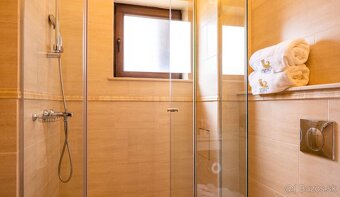 Tento nádherný 3-izbový apartmán na najvyššom poschodí sa na