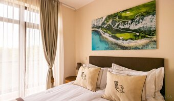 Tento nádherný 3-izbový apartmán na najvyššom poschodí sa na
