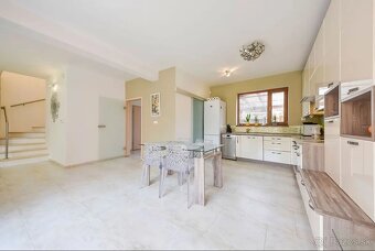 Ponúkame na predaj tehlový 5 izbový rodinný dom s krbom a ga