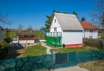 Ponúkame na predaj krásny, celoročne obývateľný 3-podlažný d