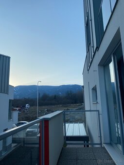 Byt sa nachádza v trojposchodovej novostavbe na druhom posch