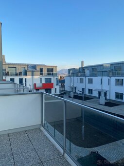 Byt sa nachádza v trojposchodovej novostavbe na druhom posch