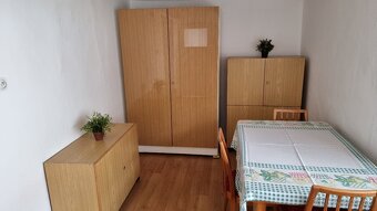 Predám rodinný dom s dvoma hospodárskymi budovami a skleníko