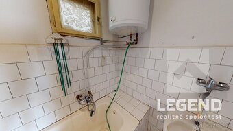 *** TRI VCHODY, PARKOVANIE VO DVORE, GARÁŽ, PIVNICA, IHNEĎ V