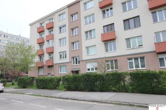 Ponúkame na prenájom 2-izbový, čiastočne zariadený byt na za