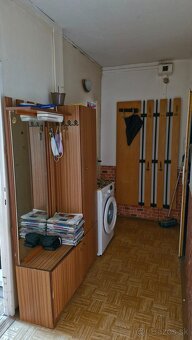 Predám 2.5 izbový byt v pôvodnom stave, 63m2, na 3 poschodí,