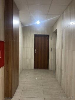 Na prenájom ponúkame veľmi pekný priestranný zrekonštruovaný