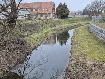 Lukratívny stavebný pozemok v parku pri potoku, nádherná lok
