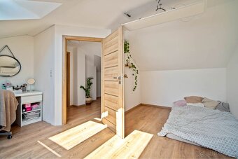 Ponúkame na predaj priestranný a premyslene navrhnutý rodinn