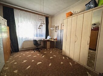 Ponúkame Vám starší tehlový rodinný dom postavený na širokom