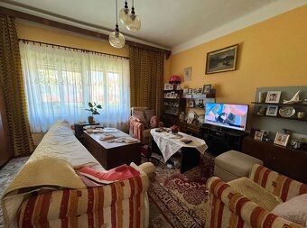 Ponúkame Vám starší tehlový rodinný dom postavený na širokom