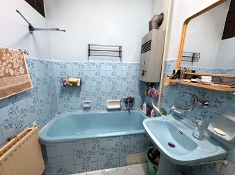 Ponúkame Vám starší tehlový rodinný dom postavený na širokom