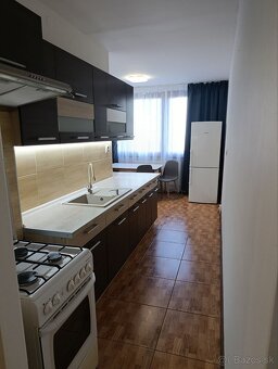 Dám do prenájmu zariadený 2-izbový byt s balkónom, druhý vež