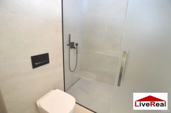 LIVEREAL s.r.o. ponúka na predaj v mestečku Sukošan (Chorvát